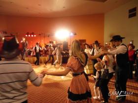 Výuka country tanců pro hosty firemního večírku.  » Click to zoom ->