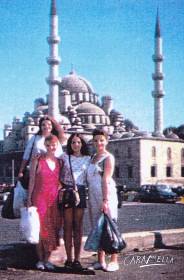Caramella v tureckém Istanbulu 1996 - zleva: Soňa, Romana, Linda, Květa. Fotila Punča.  » Click to zoom ->