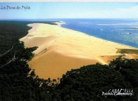 Caramella na největší přírodní písečné duně v Evropě. Duna je to nažloutlé... a to modré je Atlantický oceán.  » Click to zoom ->