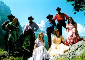 Velmi western fotka Caramelly vznikla v roce 2002 při angažmá v Interlakenu. V pozadí Eiger. Vpředu zleva: Martin, Darča, Jirka, Zuzka, Tom, Petra, Petr a Věra.  » Click to zoom ->