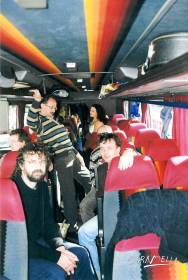 Do Paříže v roce 2003 jsme jeli tímhle super busem, který částečně dotovalo studio Soundvawe Miloše Sommera, kapelníka a mandolinista Nota bene. František Kacafírek (housle od Zelenáčů) byl vším nadšen a uchvácen...  » Click to zoom ->