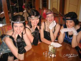 Salonek Boccacio - Caramella čeká na vystoupení již v kostýmech ala 30ĺéta - 2009. Zleva: Věra, Markéta, Katka a Alena  » Click to zoom ->
